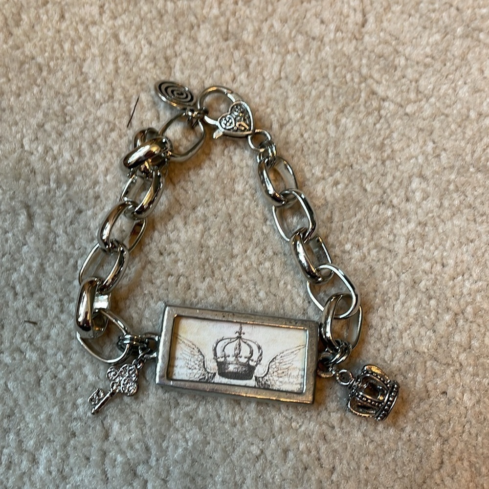 Silver tone link bracelet with crown key, charms message friends - Picture 2 of 3